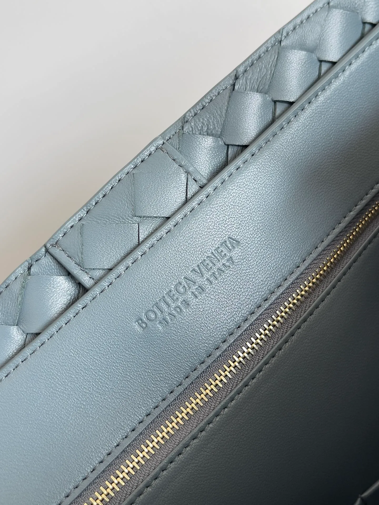 Batch 3760 Recently, the same style of bag that celebrities love is both high-end and practical. Michelle Yeoh, Kim Namjoon, Jing Boran, Tong Liya, Sun Qian, Wu Qianyu, Du Juan, Ma Yili and Bai Baihe are all carrying Bottega Veneta summer series Andiamo handbags. Andiamo has a simple structure and rounded lines. The whole piece is made of Nappa leather. It is comfortable, soft and dynamic. It adds interest to daily life and can be easily matched with various styles. Andiamo handbags are available in three sizes: small, medium and large. There are many colors to choose from, which can meet different needs. You can really carry it whether it is daily or attending events. Style number: 743575 Size: 45*22*34 including handle height 44cm